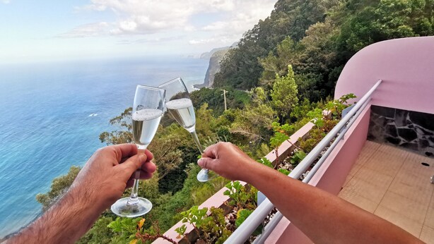 A balcony with a view of the ocean and a mountainous landscape. - Santana in Nature Bed & Breakfast (Santana)