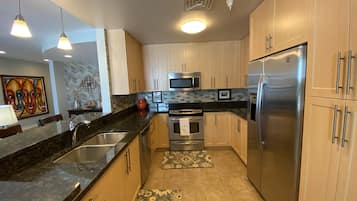 Kylskåp, mikrovågsugn, ugn och spishäll