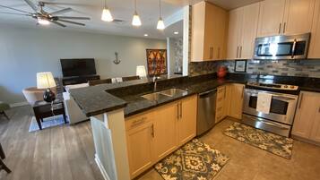 Kylskåp, mikrovågsugn, ugn och spishäll