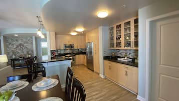 Kylskåp, mikrovågsugn, ugn och spishäll