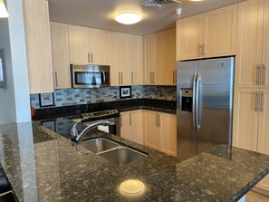 ثلاجة، ميكروويف، فرن، موقد طهي مسطح