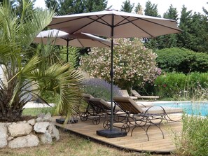 Property grounds - Charming cottage in guest house on 6700m2 property, swimming pool, large garden (L'Isle-sur-la-Sorgue)