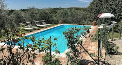 Casale toscane, vue sur la piscine, WiFi, Ă pied d'un village prĂšs de Montalcino