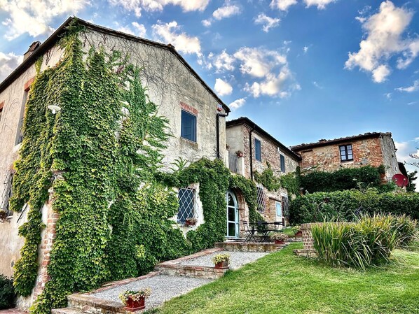 Exterior - Pasqui Villas: Il Tribbio private villa 1km to a village pool,view ,WiFi (San Giovanni d'Asso-Montalcino)