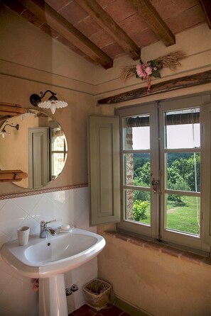 Interior - Pasqui Villas: Il Tribbio private villa 1km to a village pool,view ,WiFi (San Giovanni d'Asso-Montalcino)