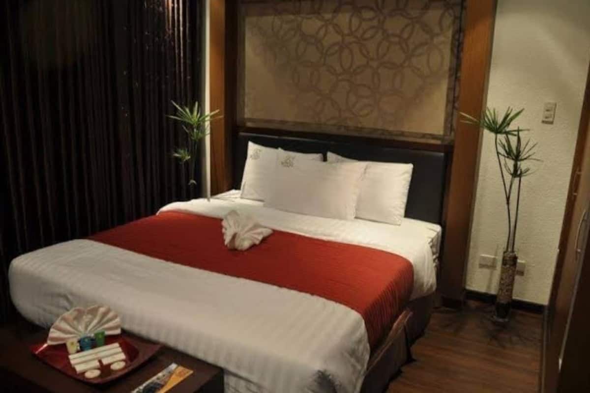 Deluxe Single Room | In-room safe, WiFi (free), bed sheets
