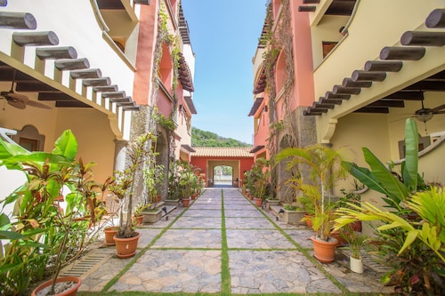 Caribbean Breeze 6b 2 Bedroom Condo by RedAwning