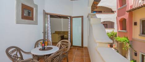 Apartment, 2 Bedrooms | Outdoor dining