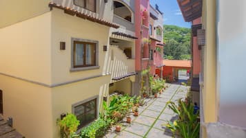 Apartment, 2 Bedrooms | Property grounds