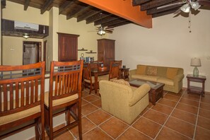 Departamento, 2 habitaciones | Área de sala de estar | Televisión 
