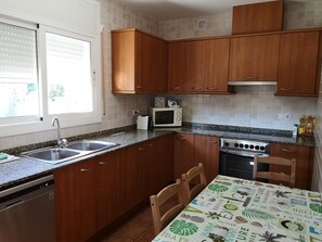Fridge, microwave, oven, stovetop - House with private pool for 10 people (Les Tres Cales)