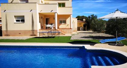 House with private pool for 10 people