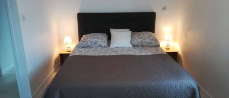 4 quartos, escrivaninha, ferros/tábuas de passar roupa, berço de viagem
