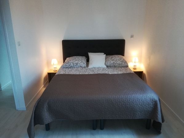 4 bedrooms, desk, iron/ironing board, travel crib