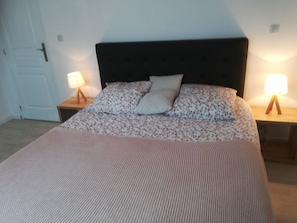 4 bedrooms, desk, iron/ironing board, travel crib