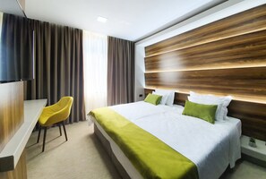 Standard Double Room Single Use | Minibar, in-room safe, desk, laptop workspace