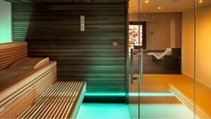Un moderno spa con bancos de madera y un separador de vidrio.