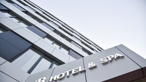 Un letrero moderno de hotel que indica 