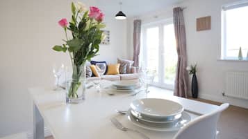 House, Private Bathroom (Bank Side House) | Restaurant