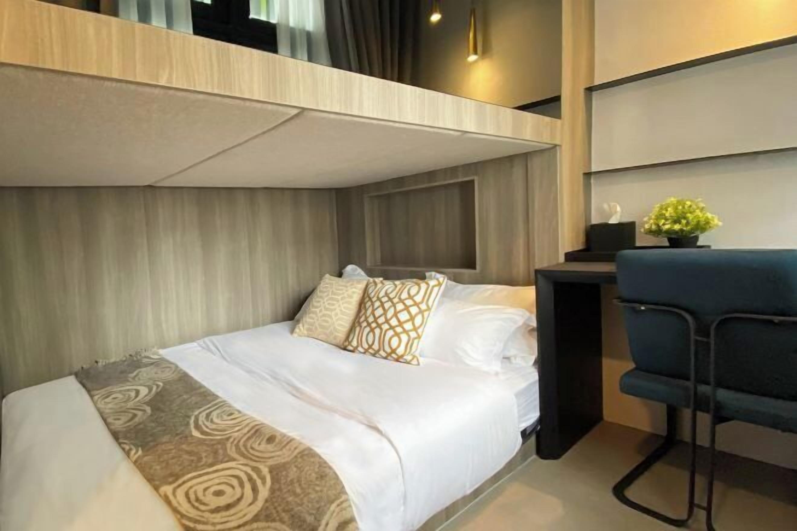 Brankas, meja kerja, ruang kerja ramah laptop, dan Wi-Fi gratis