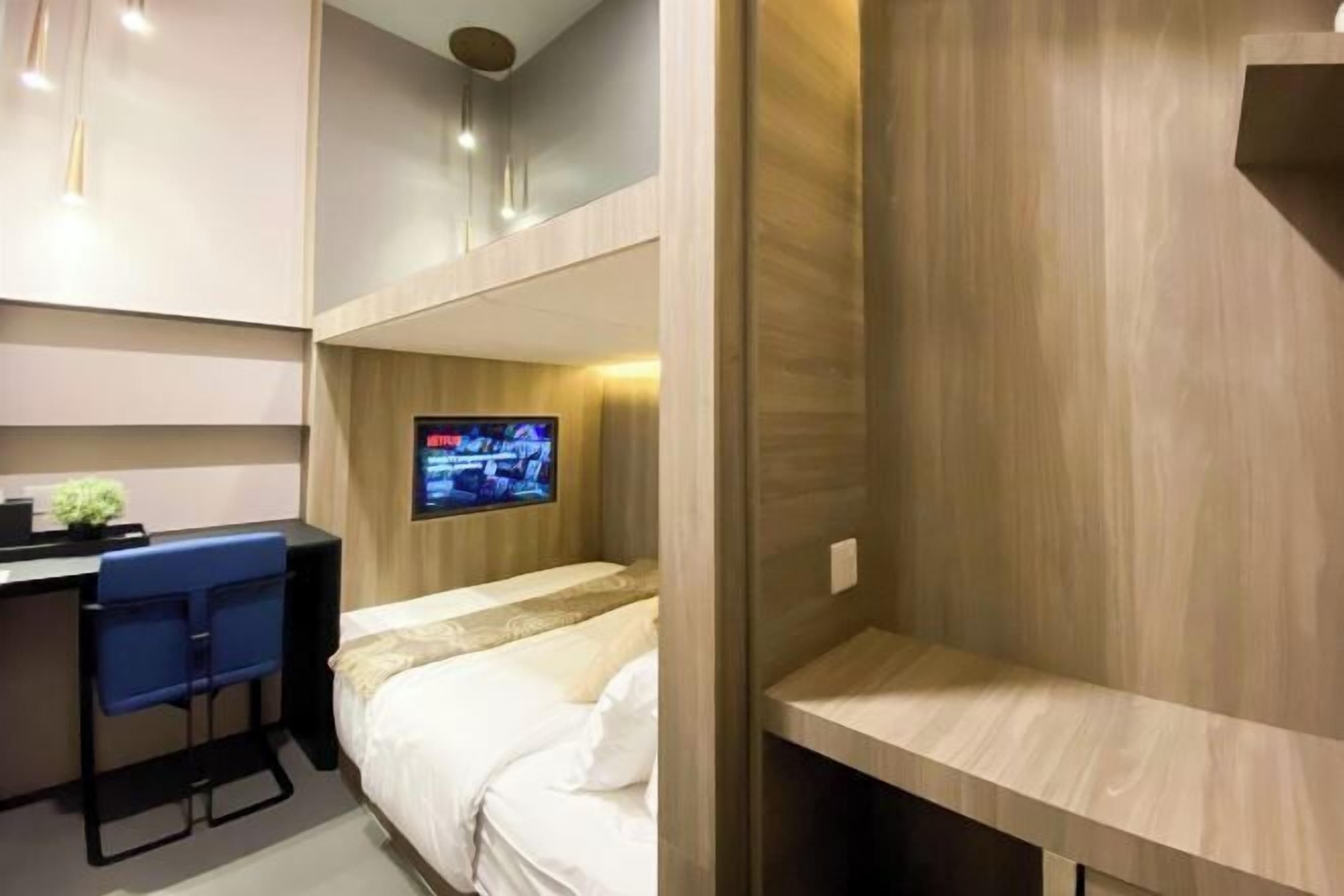 Brankas, meja kerja, ruang kerja ramah laptop, dan Wi-Fi gratis