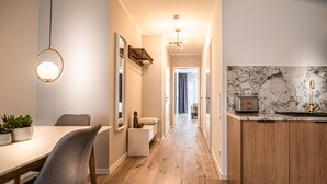 Uma cozinha moderna com backsplash de mármore, armários de madeira e uma torradeira embutida.