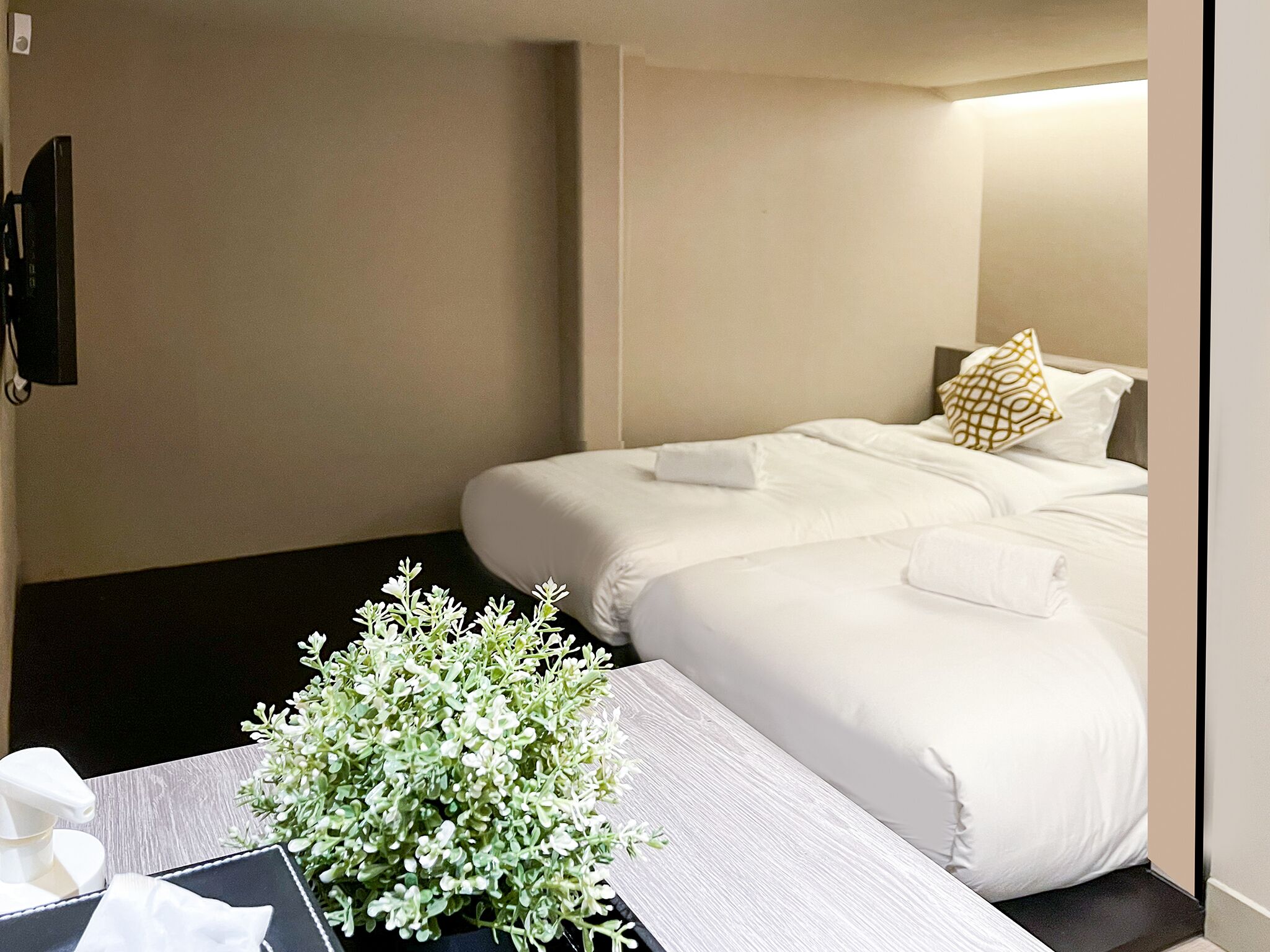 Ropa de cama de alta calidad y caja de seguridad en la habitación 