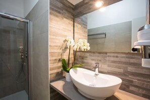 Hair dryer, bathrobes, bidet, towels - In Centro B&B Rooms (Vieste)