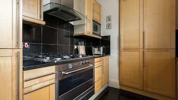 Apartment (2 Bedrooms) | Private kitchen | Fridge, oven, stovetop, espresso maker
