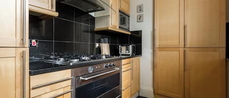 Appartement (2 Bedrooms) | Cuisine privée | Réfrigérateur, un four, surface de cuisson, cafétiÚre à espresso
