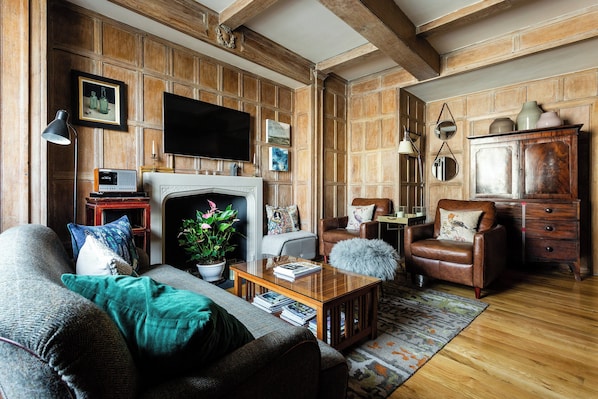 Apartament (2 Bedrooms) | Sala d'estar | Televisor, llar de foc i llibres