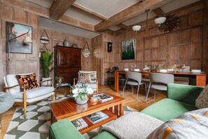 TV, fireplace, books - Cockspur Street by Onefinestay (London)