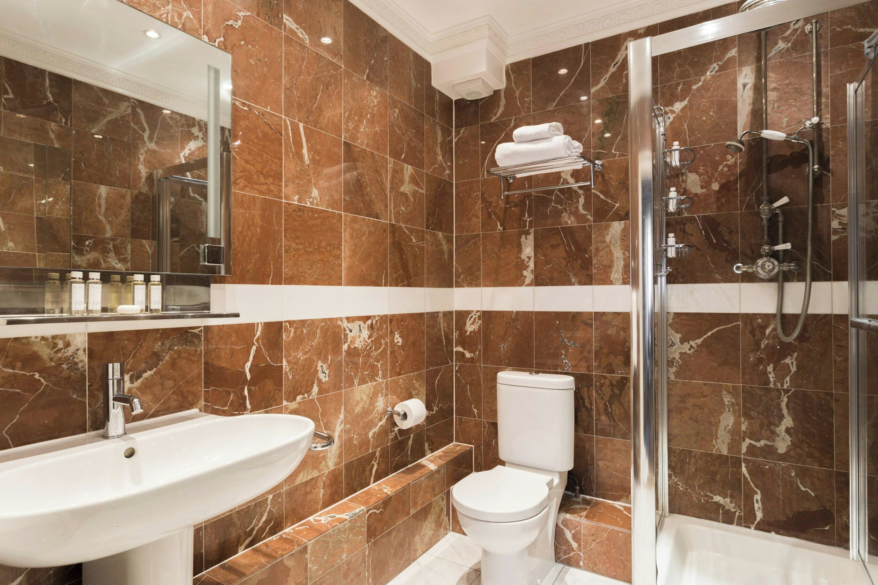 Apartment (2 Bedrooms) | Bathroom | Bathtub, hair dryer, towels