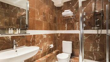 Apartment (2 Bedrooms) | Bathroom | Bathtub, hair dryer, towels