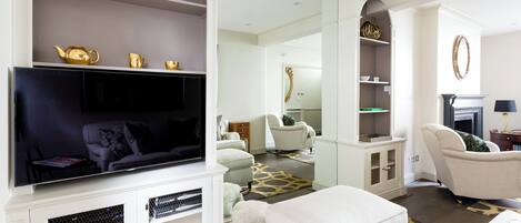 Lägenhet (3 Bedrooms) | Vardagsrum | Tv och eldstad