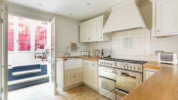 Appartamento (3 Bedrooms) | Cucina privata | Frigorifero, forno, piano cottura, lavastoviglie