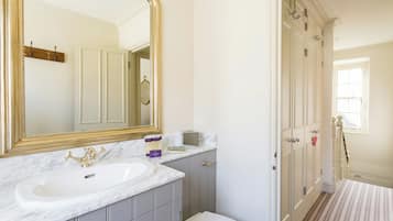 Apartment (3 Bedrooms) | Bathroom
