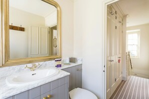 Apartment (3 Bedrooms) | Bathroom - Kinnerton Street by Onefinestay (London)