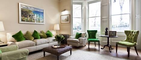 Apartamento (2 Bedrooms) | Área de estar | TV de tela plana, lareira, livros, serviços de streaming