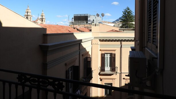 A view of buildings with balconies and a clear sky. - Elegante App.to in Centro (Palermo)