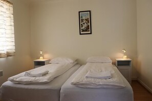 Kahden hengen huone (yksi tai kaksi sänkyä), jaettu kylpyhuone | 2 makuuhuonetta, vuodevaatteet