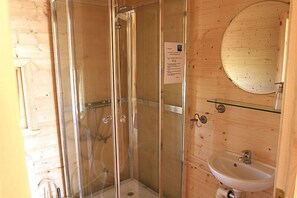 Mökki, 2 makuuhuonetta | Kylpyhuone | Suihku, pyyhkeet, saippua