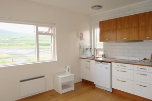 Lemari es di ruangan bersama