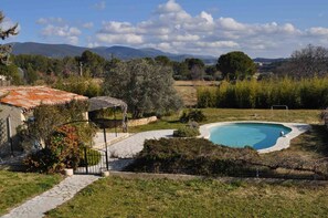 สระว่ายน้ำกลางแจ้งเปิดตามฤดูกาล