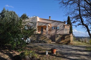 ด้านหน้าที่พัก