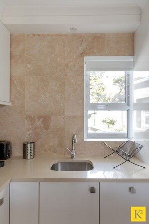 Een koelkast/vriezer, een magnetron, een oven, een kookplaat