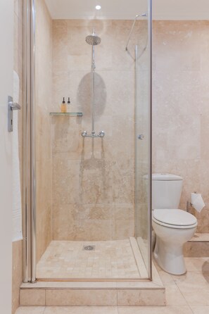 Luxury-Apartment | Badezimmer | Badewanne und Dusche (separat), kostenlose Toilettenartikel