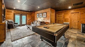 Een televisie, een open haard en een dvd-speler