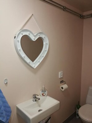 Shower, rainfall showerhead, free toiletries, hair dryer - Lins B&B (Älvsered)