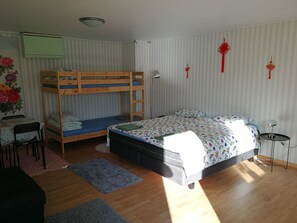 Room (4) | Hypo-allergenic bedding, individually decorated, individually furnished - Lins B&B (Älvsered)